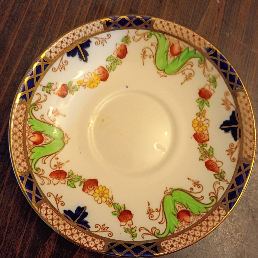 Elegant Floral Saucer with Gold Accents